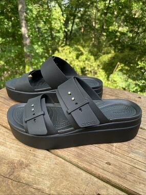 NWOT CROCS BROOKLYN BUCKLE LOW WEDGE SANDALS